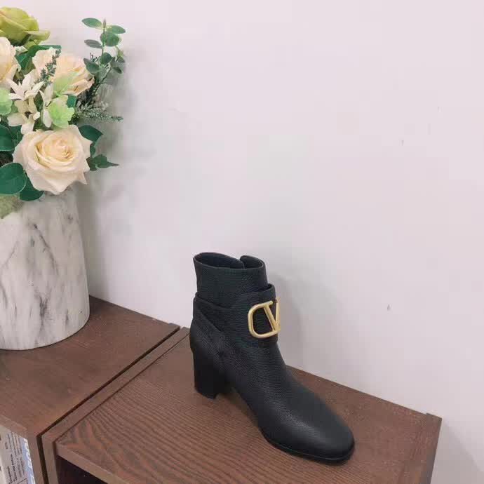 20秋季最新专柜款-华伦天奴Valentino秋冬新品爆款短靴上新，超经典好看，上脚超美