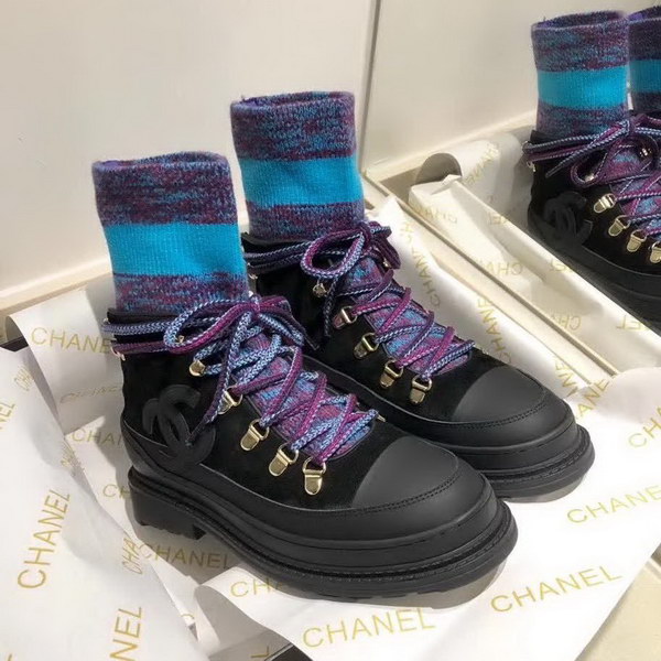 20秋季最新专柜款-香奈儿Chanel秋冬最新款毛线袜子时尚撞色搭配机车靴、一款时尚帅气的袜子机车靴专柜早已售空、明星网红上脚一秀再秀秋冬百搭！