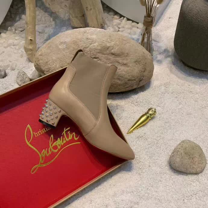 20秋季最新专柜款-克里斯提．鲁布托CL2020早秋新款方跟铆钉切尔西踝靴，完美修长，线条感十足