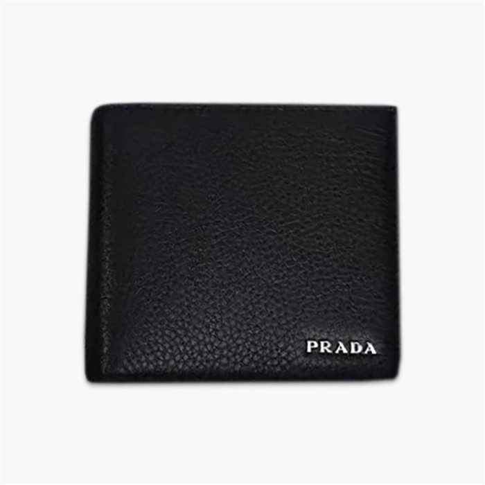 【原版皮】普拉达/Prada 短款钱夹，选用摔纹小牛皮裁制而成，边角点缀字母标识，经典之作，简单时尚，款号：2M0513