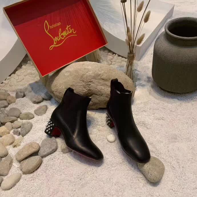 20秋季最新专柜款-克里斯提．鲁布托CL2020早秋新款方跟铆钉切尔西踝靴，完美修长，线条感十足