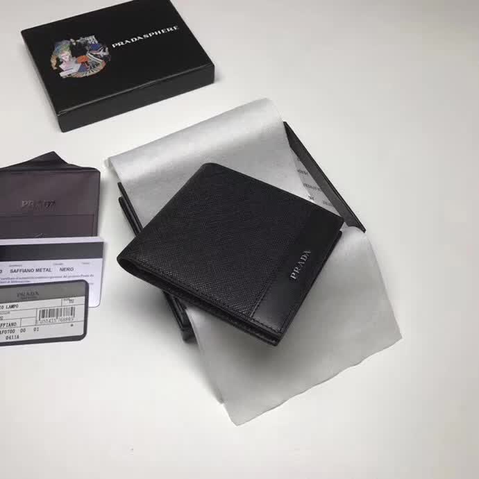 【原版皮】普拉达/Prada 短款钱夹，选用十字纹牛皮裁制而成，拼接光滑皮革点缀字唛徽标，精湛走线均匀整齐，油边顺滑，款号：2M0513