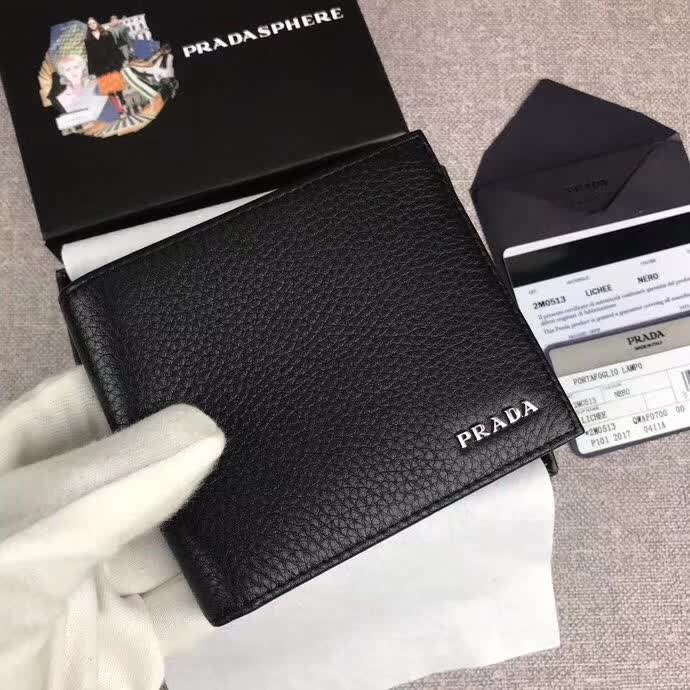 【原版皮】普拉达/Prada 短款钱夹，选用摔纹小牛皮裁制而成，边角点缀字母标识，经典之作，简单时尚，款号：2M0513