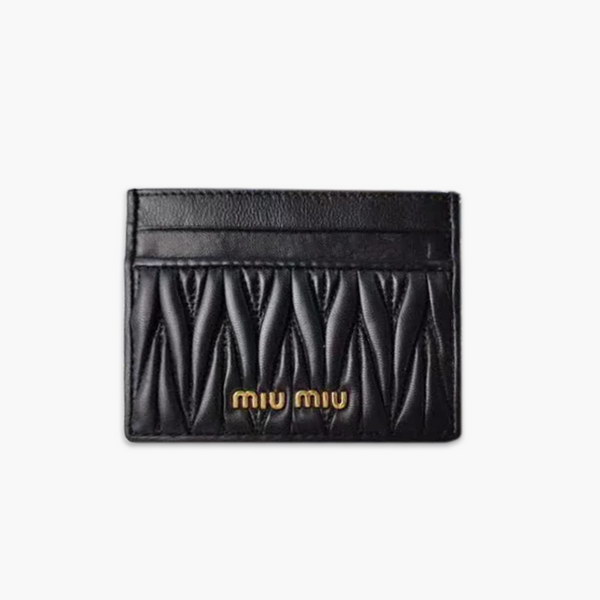 【原版皮】缪缪/Miu Miu 卡夹，采用小羊皮材质精心裁制而成，Matelasse花纹图案，内里标识烫字，Moire和皮革衬里，款号：5MC076