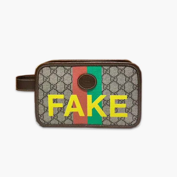 【原版皮】古驰/Gucci 印花手拿包，经典GG Supreme高级人造帆布匠心制成，点缀Fake和Not词语印花，在品牌标志性元素中注入诙谐意味，款号：636243