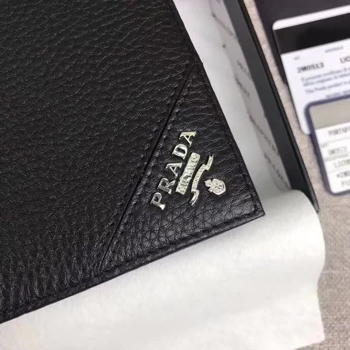 【原版皮】普拉达/Prada 短款钱夹，选用摔纹小牛皮裁制而成，边角点缀散字唛标识，经典之作，简单时尚，款号：2M0513