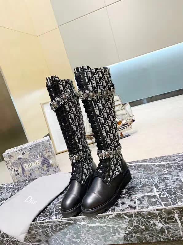 20秋季最新专柜款-迪奥Dior2020秋款巴黎时装周第一场分量十足的大秀场打造的新品，只要入手这份高尚优雅就属于你了，全新系列灵感由Dior主设计师让礼服上的织带与优雅的巧妙结合在完美鞋型上.超级经典好看的长桶靴