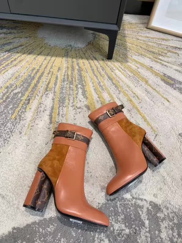 20秋季最新专柜款-路易威登LV2020早秋最新短靴，终于可以上款了。版型绝对正。不含糊。后包logo 开模定制五金 要求达到官网一致效果，上脚 舒适 宣型绝对美