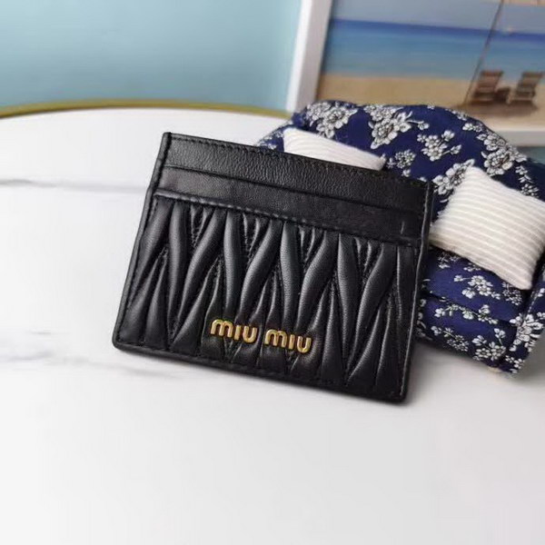 【原版皮】缪缪/Miu Miu 卡夹，采用小羊皮材质精心裁制而成，Matelasse花纹图案，内里标识烫字，Moire和皮革衬里，款号：5MC076