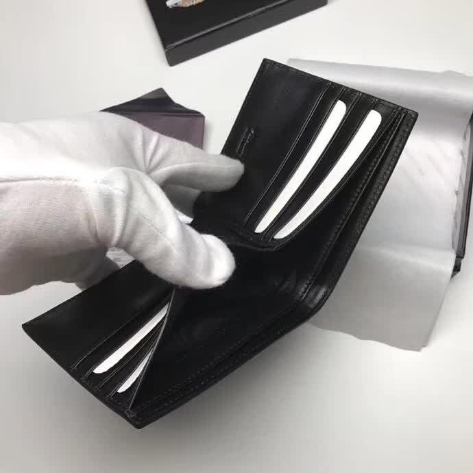 【原版皮】普拉达/Prada 短款钱夹，选用十字纹牛皮裁制而成，拼接光滑皮革点缀字唛徽标，精湛走线均匀整齐，油边顺滑，款号：2M0513