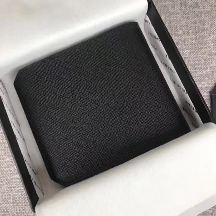 【原版皮】普拉达/Prada 短款钱夹，选用十字纹小牛皮裁制而成，圆角五字唛，经典之作，简单时尚，款号：2M0513