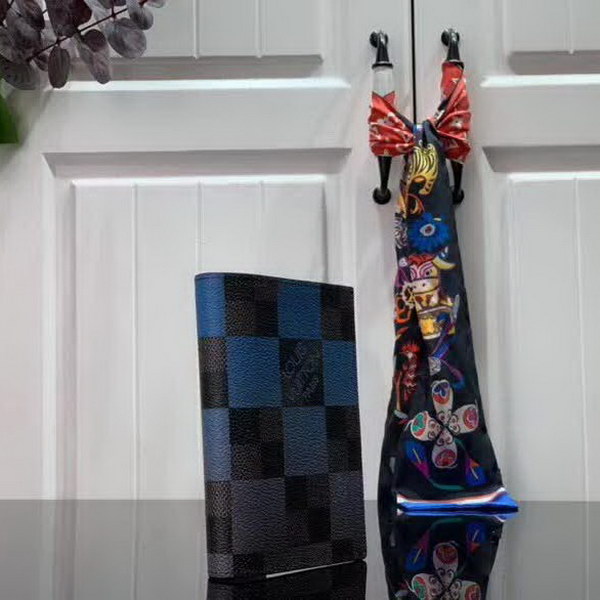 【原版皮】路易威登/LV 大格护照夹，由Damier Graphite Pixel涂层帆布制成，以像素形式演绎经典Damier棋盘格图案，凸显未来感，奢华的压纹小牛皮内衬和多个内部隔层造就其经典质量，款号：M60181