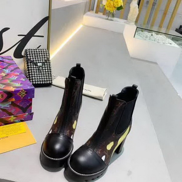 20秋季最新专柜款-路易威登LV2020秋冬时尚短靴系列，秋冬最受欢迎的单品当属短靴，一款短靴可以搭配出N种风格，无论你想扮成帅气的牛仔还是优雅的OL，它都能满足你的要求！所谓时尚之行，始于足下，既能走路，还能走心