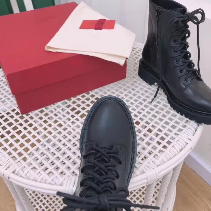 20秋季最新专柜款-华伦天奴Valentino秋冬新款爆款短靴上新，超经典好看，上脚超美