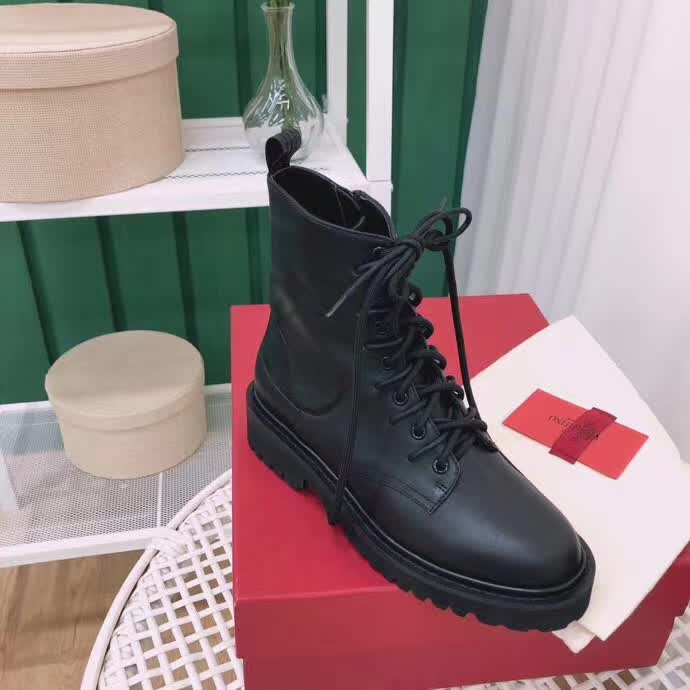 20秋季最新专柜款-华伦天奴Valentino秋冬新款爆款短靴上新，超经典好看，上脚超美