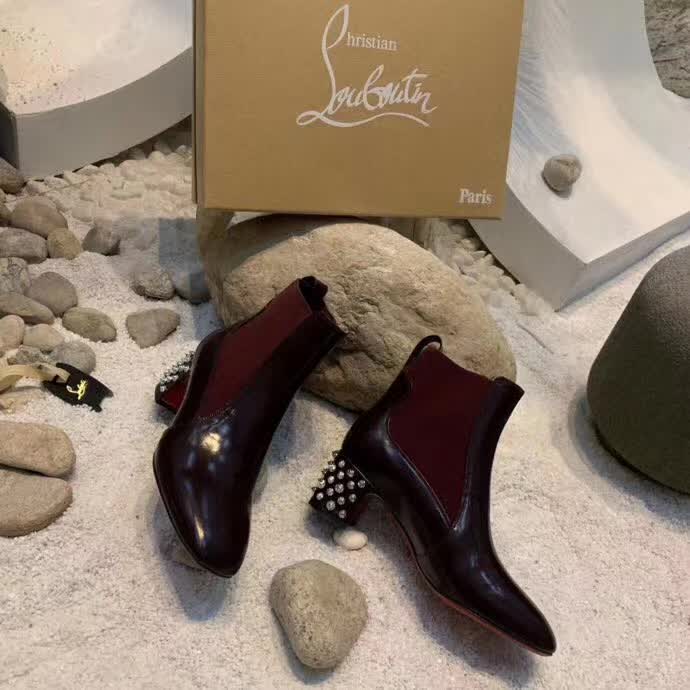 20秋季最新专柜款-克里斯提．鲁布托CL2020早秋新款方跟铆钉切尔西踝靴，完美修长，线条感十足