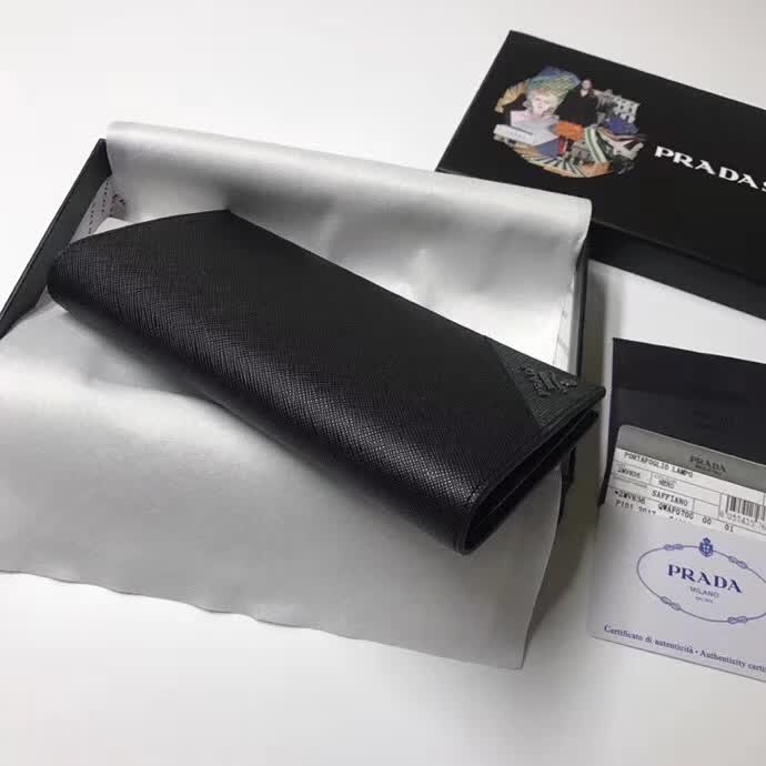 【原版皮】普拉达/Prada 西装钱夹，选用十字纹小牛皮裁制而成，边角点缀三角散字徽标，经典之作，简单时尚，款号：2MV836