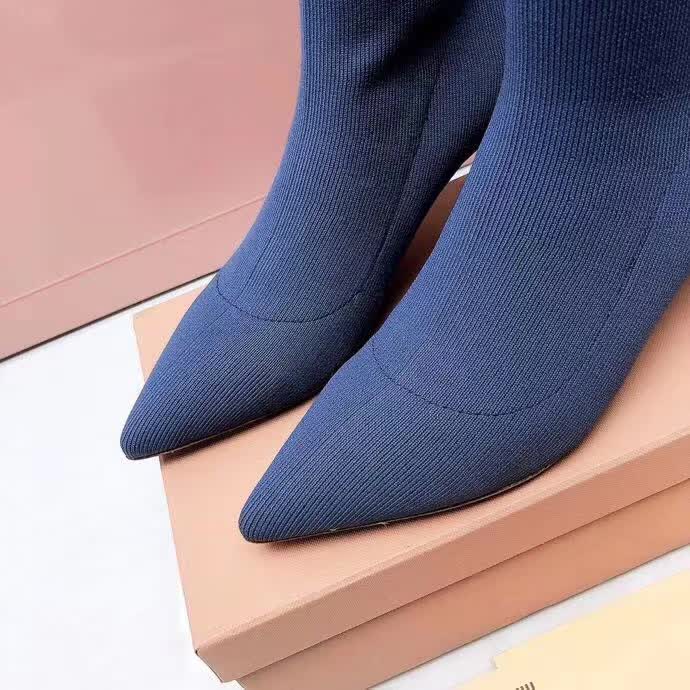 20秋季最新专柜款-缪缪Miu Miu新款袜子靴。上脚轻便，脚感好，上脚修脚，特显瘦