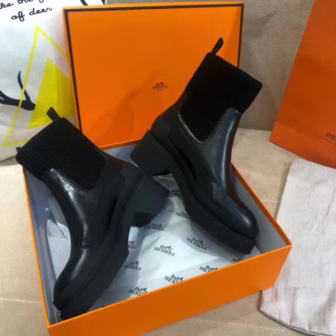 20秋季最新专柜款-爱马仕Hermes2020秋冬矮靴，可以说这是H家最年轻的，专柜第一眼看见就入手，上脚无敌好看，特别秀气修饰脚型。上脚很舒服
