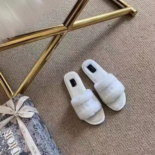 20秋季最新专柜款-迪奥Dior20秋季经典款字母毛拖拖鞋。专柜同步，鞋面刺绣字母logo，完美品质！