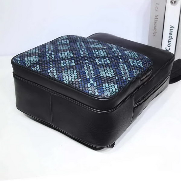 【原版皮】宝缇嘉/BV 男士双肩包，融合VN Eyelets工艺新颖呈现，光滑打蜡小牛皮基底上，intrecciato编织图案交织呈现，相映成趣，款号：80186608