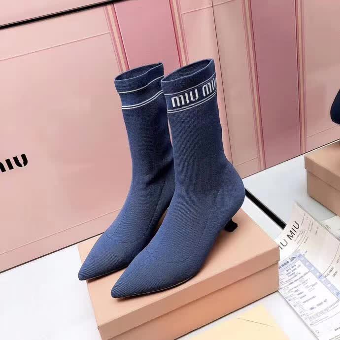 20秋季最新专柜款-缪缪Miu Miu新款袜子靴。上脚轻便，脚感好，上脚修脚，特显瘦