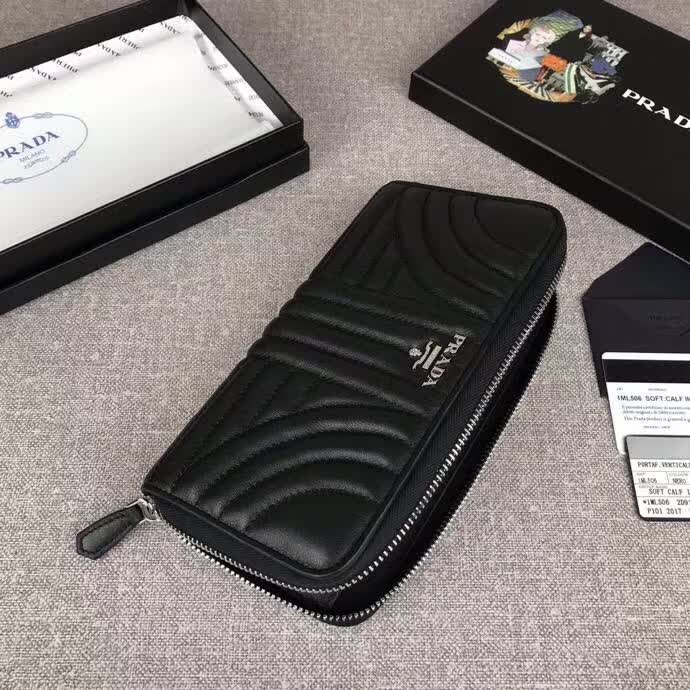 【原版皮】普拉达/Prada 拉链钱夹，选用纳帕牛皮裁制而成，点缀散字唛徽标，精湛走线均匀整齐，款号：1ML506