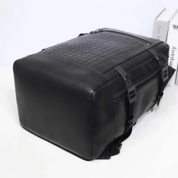 【原版皮】宝缇嘉/BV 男士双肩包，采用leggero皮革打造，配以方形设计，款式实用轻便，配有intrecciato编织中央隔层和柔软侧围，款号：80187808