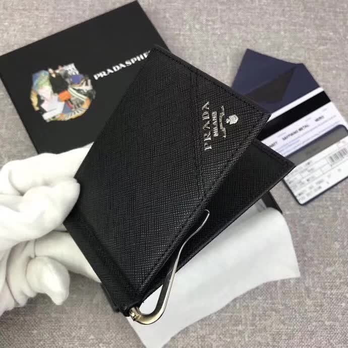 【原版皮】普拉达/Prada 金属钱夹，选用十字纹小牛皮裁制而成，边角饰三角散字徽标，款号：2MN077