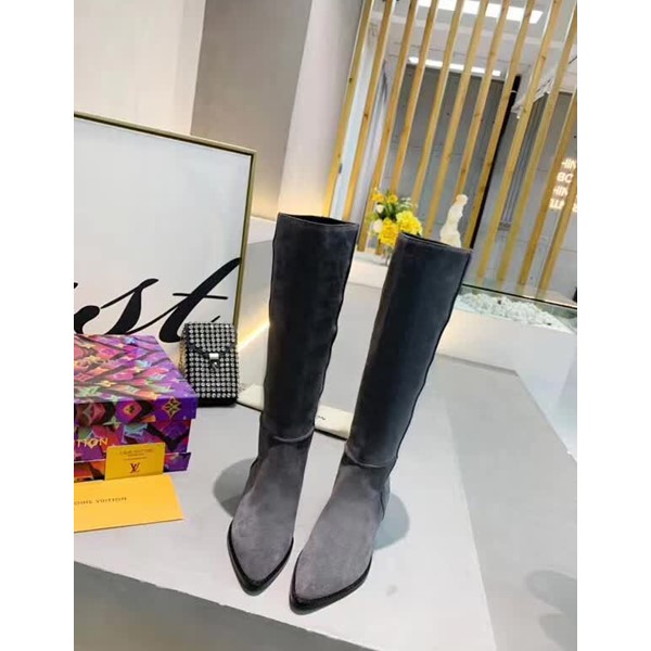 20秋季最新专柜款-路易威登LV2020早秋最新长靴，由柔软的绒面小牛皮制作而成，带有标志性金属logo，取自皮具系列的LV 扣装饰配上英伦风的黄牛皮大底，值得拥有女款中跟高靴