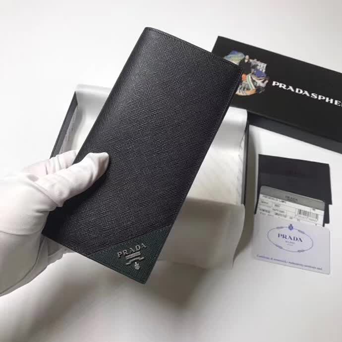 【原版皮】普拉达/Prada 西装钱夹，选用十字纹小牛皮裁制而成，边角点缀三角散字徽标，经典之作，简单时尚，款号：2MV836