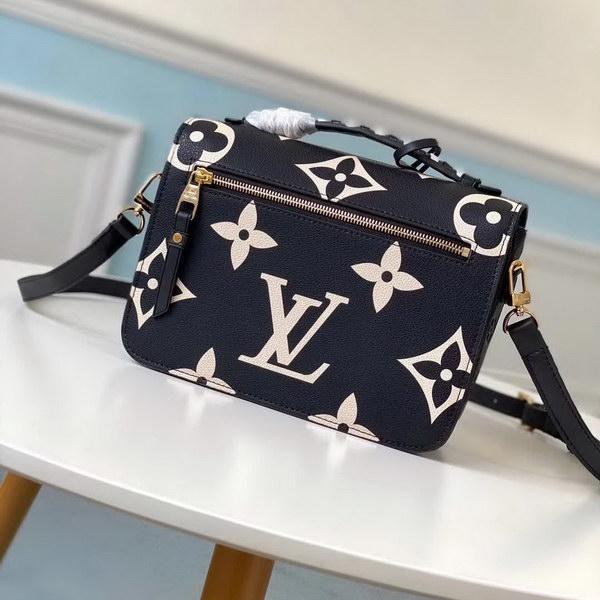 【原版皮】路易威登/LV Pochette Métis 手袋，以压纹皮革呈现超大Monogram印花，搭配顶部编织手柄，涂鸦风格挂饰和S-lock锁扣，即刻俘获视觉焦点，款号：M45385