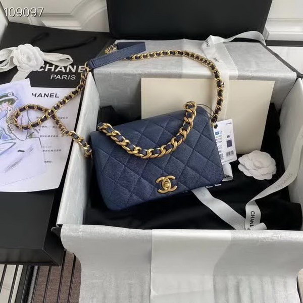 【原版皮】香奈儿/Chanel 新款口盖包，选用牛皮颗粒经过特殊工艺抛光，皮面略微亮闪闪，增加了耐磨度同时又超质感，经典的菱格纹设计，双C纽扣设计，19的皮穿金属粗链条，款号：AS1895