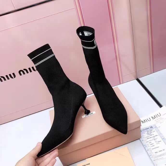 20秋季最新专柜款-缪缪Miu Miu新款袜子靴。上脚轻便，脚感好，上脚修脚，特显瘦