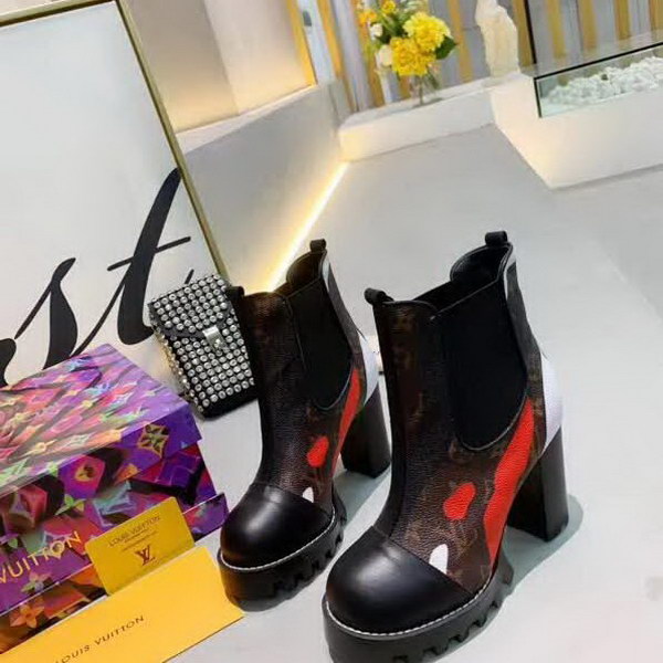 20秋季最新专柜款-路易威登LV2020秋冬时尚短靴系列，秋冬最受欢迎的单品当属短靴，一款短靴可以搭配出N种风格，无论你想扮成帅气的牛仔还是优雅的OL，它都能满足你的要求！所谓时尚之行，始于足下，既能走路，还能走心