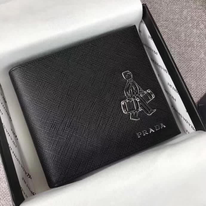【原版皮】普拉达/Prada 短款钱夹，选用十字纹小牛皮裁制而成，边角点缀小公仔标识，经典之作，简单时尚，款号：2M0513