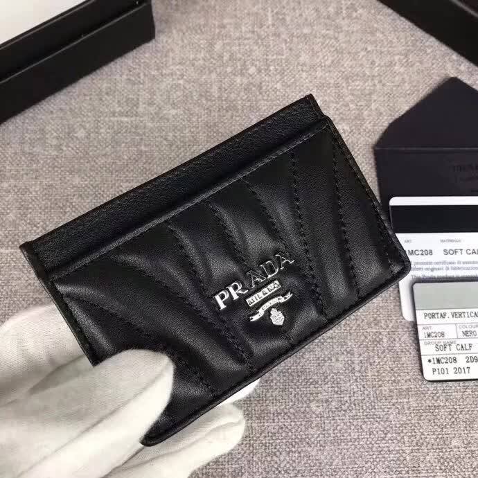 【原版皮】普拉达/Prada 卡夹，选用纳帕牛皮裁制而成，点缀散字唛徽标，精湛走线均匀整齐，款号：1MC208