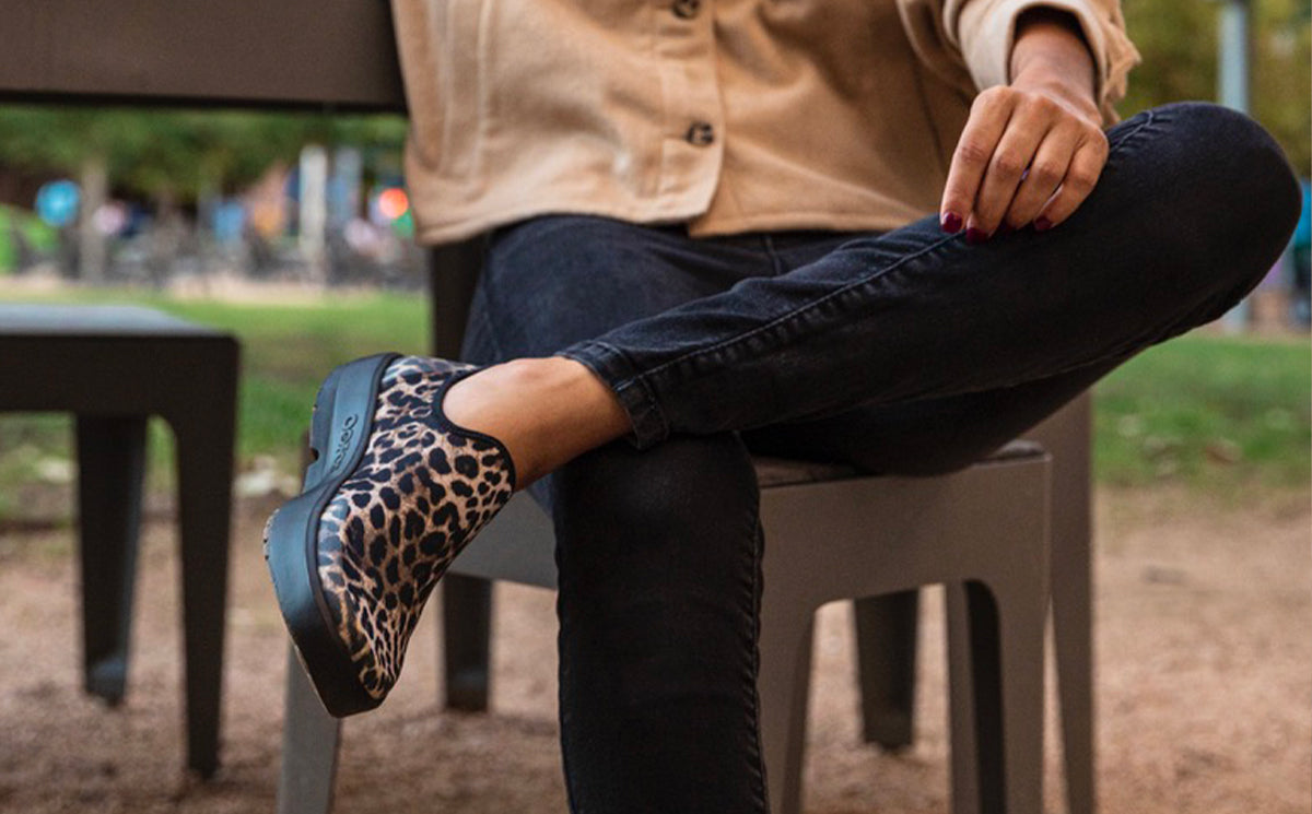 Women's OOmg eeZee Low Shoe - Cheetah