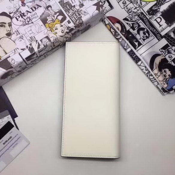 【原版皮】普拉达/Prada 西装钱夹，选用十字纹牛皮裁制而成，饰以黑色经典丝印徽标，风格优雅简约，款号：2MV836