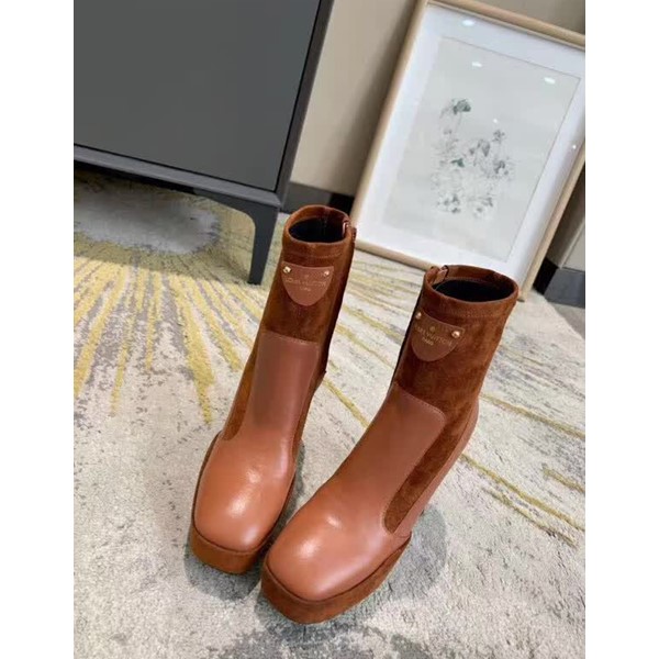 20秋季最新专柜款-路易威登LV2020早秋最新短靴，羊京包水台，一眼看上去就高端大气上档次，让你齁的柱所以主场，超级好看哦