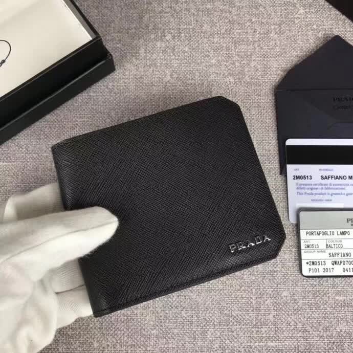 【原版皮】普拉达/Prada 短款钱夹，选用十字纹小牛皮裁制而成，圆角五字唛，经典之作，简单时尚，款号：2M0513