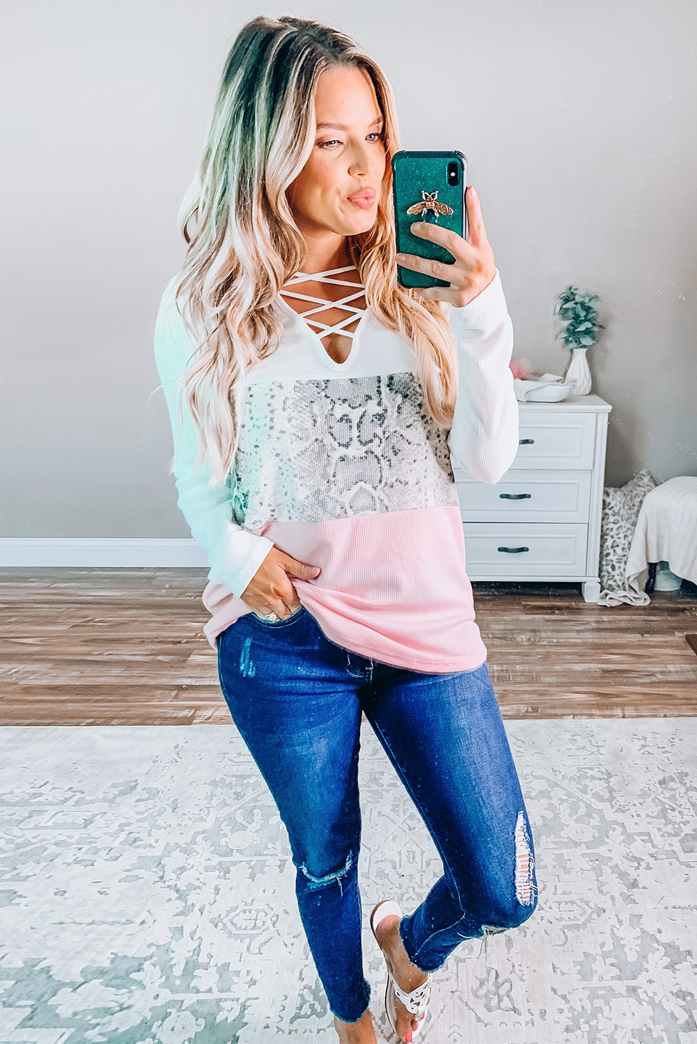 别致交叉V领蛇纹拼接粉色长袖上衣