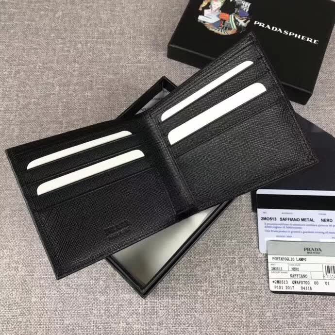 【原版皮】普拉达/Prada 短款钱夹，选用十字纹小牛皮裁制而成，边角点缀小公仔标识，经典之作，简单时尚，款号：2M0513