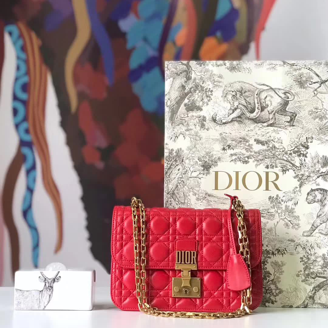 【原版皮】迪奥/Dior 链条包，选用小羊皮绗缝藤格纹，饰以精致又摩登复古品牌标识锁扣，很有年代感，搭配链条肩带，真是perfect