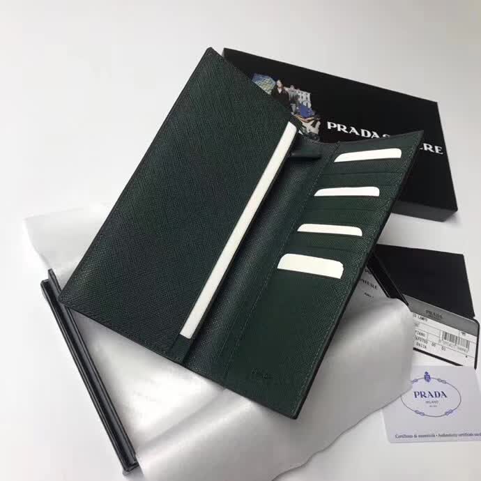 【原版皮】普拉达/Prada 西装钱夹，选用十字纹小牛皮裁制而成，边角点缀三角散字徽标，经典之作，简单时尚，款号：2MV836