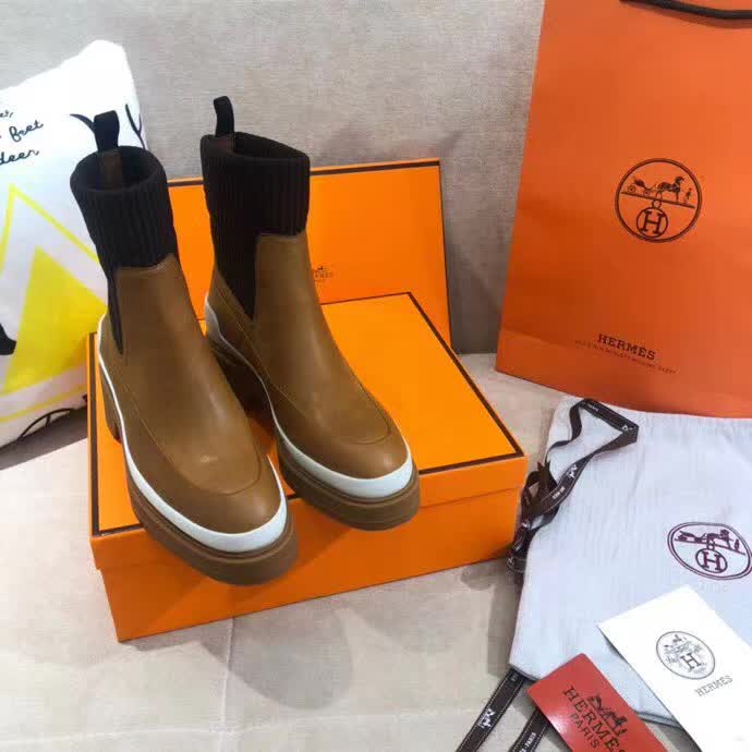 20秋季最新专柜款-爱马仕Hermes2020秋冬矮靴，可以说这是H家最年轻的，专柜第一眼看见就入手，上脚无敌好看，特别秀气修饰脚型。上脚很舒服