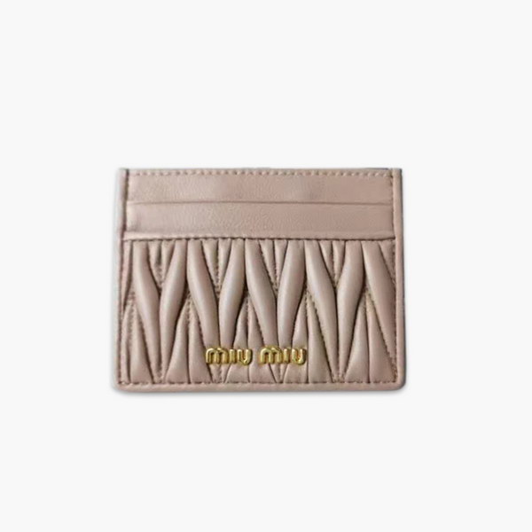 【原版皮】缪缪/Miu Miu 卡夹，采用小羊皮材质精心裁制而成，Matelasse花纹图案，内里标识烫字，Moire和皮革衬里，款号：5MC076