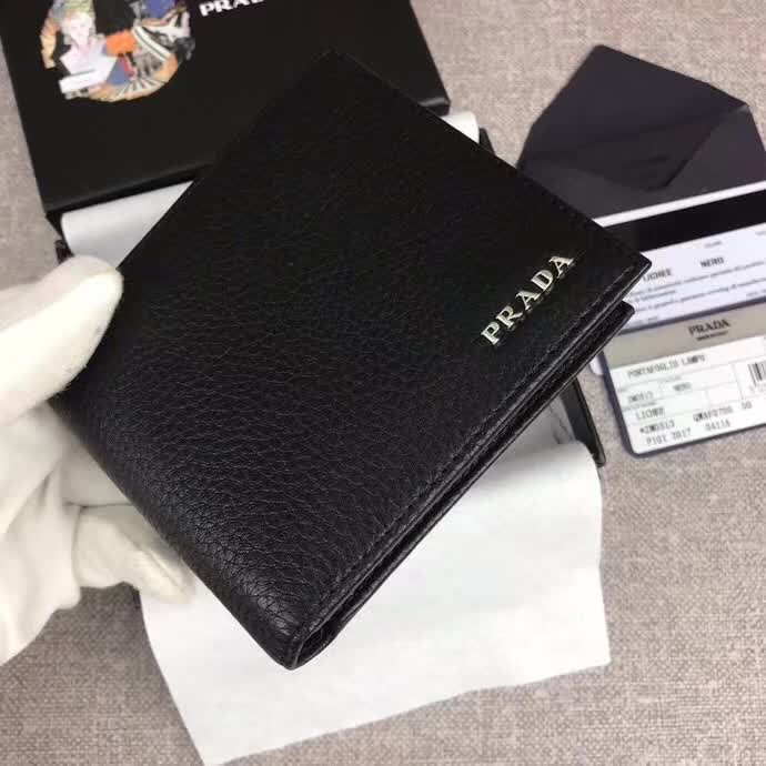 【原版皮】普拉达/Prada 短款钱夹，选用摔纹小牛皮裁制而成，边角点缀字母标识，经典之作，简单时尚，款号：2M0513