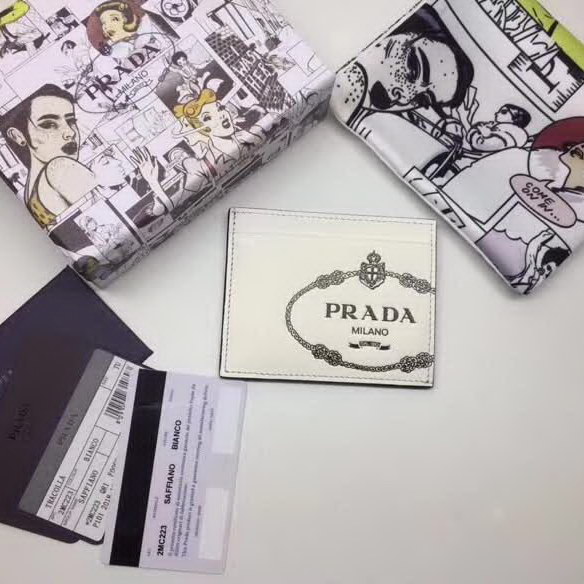 【原版皮】普拉达/Prada 卡夹，选用十字纹牛皮裁制而成，饰以黑色经典丝印徽标，风格优雅简约，款号：2MC223