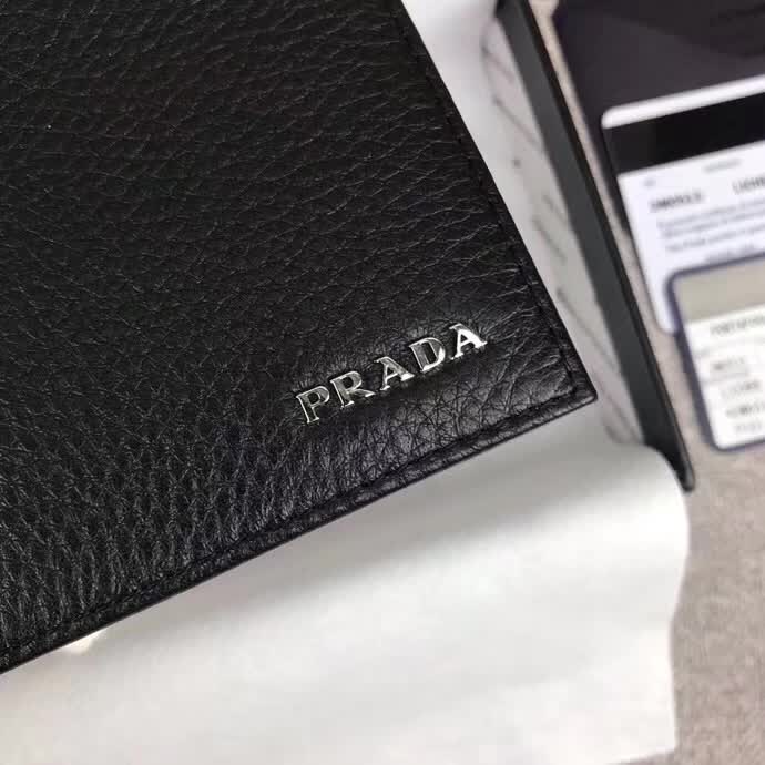 【原版皮】普拉达/Prada 短款钱夹，选用摔纹小牛皮裁制而成，边角点缀字母标识，经典之作，简单时尚，款号：2M0513